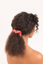 Charger l'image dans la galerie, Model Front: Rio De Sol Chouchou Malibu-Nina Scrunchie