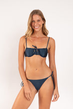 Charger l'image dans la galerie, Model Front: Rio De Sol Bas Bottom Shimmer-Shark Cheeky-Tie-Gold
