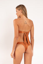 Charger l'image dans la galerie, Model Back: Rio De Sol Bas Bottom Shimmer-Nocciola Nara
