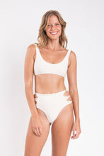 Charger l'image dans la galerie, Model Front: Rio De Sol Bas Bottom Malibu-Natural Highwaist-Spin
