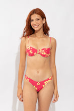 Charger l'image dans la galerie, Model Front: Wednesday In Hawaii By Rio De Sol Haut Top Pua-Guava Shell
