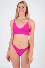 Charger l'image dans la galerie, Model Front: Rio De Sol Haut Top Cotele-Amaranto Tri-Tank
