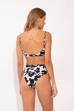 Charger l'image dans la galerie, Model Back: Rio De Sol Bas Bottom Poppy Hotpants
