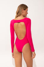 Charger l'image dans la galerie, Model Back: Wednesday In Hawaii By Rio De Sol Une Pièce Guava Surf
