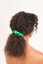 Charger l'image dans la galerie, Model Front: Rio De Sol Chouchou Dots-Energy Scrunchie
