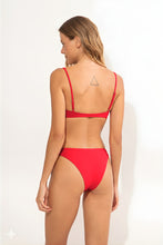 Charger l'image dans la galerie, Model Back: Wednesday In Hawaii By Rio De Sol Haut Top Hibiscus Shell
