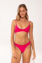 Charger l'image dans la galerie, Model Front: Wednesday In Hawaii By Rio De Sol Ensemble Set Guava Hana Sunset
