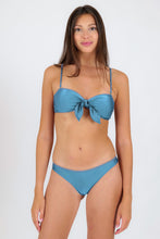 Charger l'image dans la galerie, Model Front: Rio De Sol Ensemble Set Shimmer-Baltic-Sea Bandeau-Knot Nice-Fio
