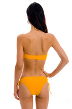 Charger l'image dans la galerie, Model Back: Rio De Sol Haut Top Uv-Pequi Bandeau-Reto

