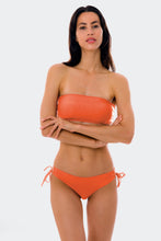 Charger l'image dans la galerie, Model Front: Rio De Sol Haut Top Light-Peach Bandeau-Reto
