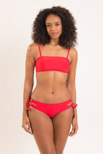Charger l'image dans la galerie, Model Front: Rio De Sol Bas Bottom Rouge Madrid
