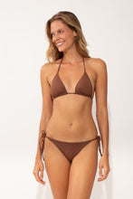 Charger l'image dans la galerie, Model Front: Wednesday In Hawaii By Rio De Sol Haut Top Coco Kauai
