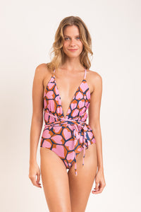Model Front: Rio De Sol Une Pièce Amore-Pink New Vegas