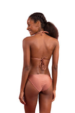 Charger l&#39;image dans la galerie, Model Back: Rio De Sol Bas Bottom Shimmer-Copper Ibiza-Comfy
