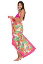Charger l'image dans la galerie, Model Back: Rio De Sol Pareo Green Bloom Canga
