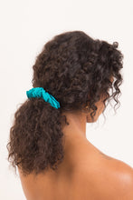 Charger l&#39;image dans la galerie, Model Front: Rio De Sol Chouchou Malibu-Atol Scrunchie
