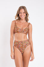 Charger l&#39;image dans la galerie, Model Front: Rio De Sol Ensemble Set Bouquet Bliss Hotpants
