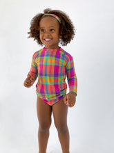 Charger l&#39;image dans la galerie, Model Front: Rio De Sol T-Shirt Tulip-Garden Rash-Guard Kids
